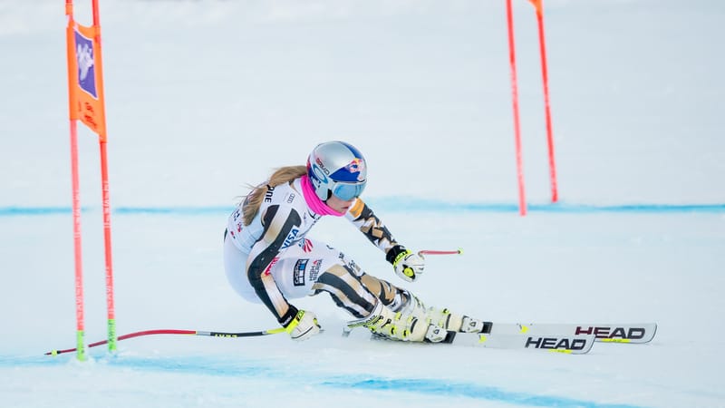 Lindsay Vonn skiing down a giant slalom course.